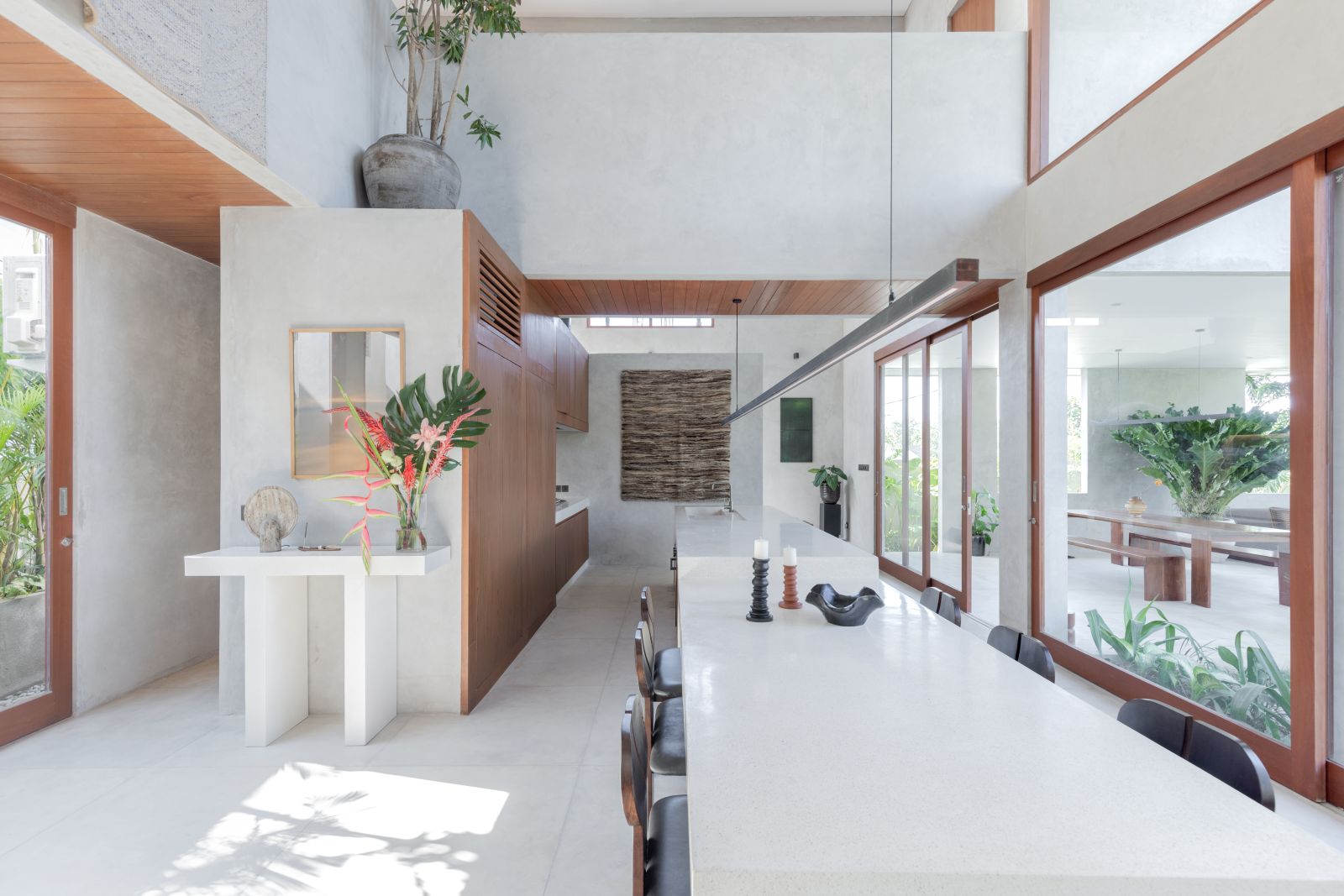 TROPICAL BRUTALIST FAMILY HOME (V2)